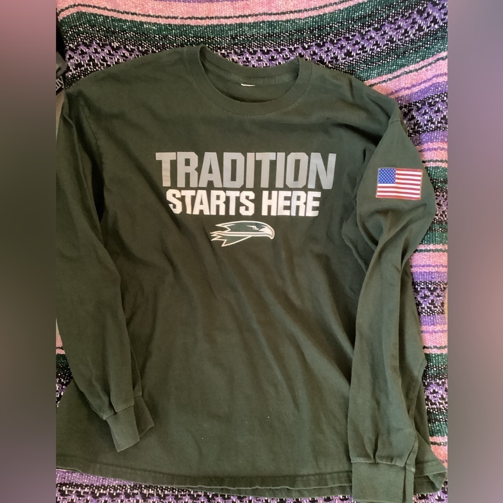 Philadelphia Eagles long sleeve-American Flag on arm-size tag missing